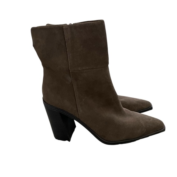 Steve Madden
Women's Brown Silvee Snip Toe Boot Size 9.5 - Picture 3 of 8